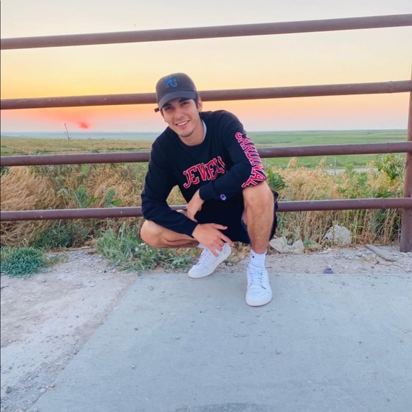 Profile Picture of Xavier Bennett (@xavierbennet105) on Poshmark