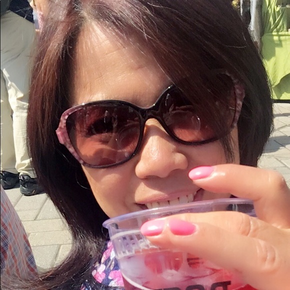 Profile Picture of Iris Chiu (@icy888) on Poshmark