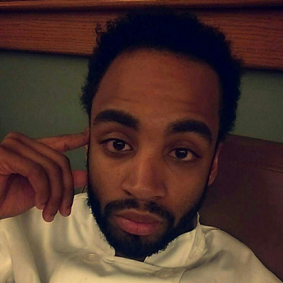 Profile Picture of Damien Gardner (@damieng5607) on Poshmark