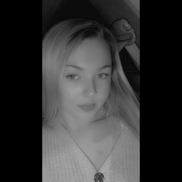 Profile Picture of Kaylee Bruggemann (@kayleebruggeman) on Poshmark