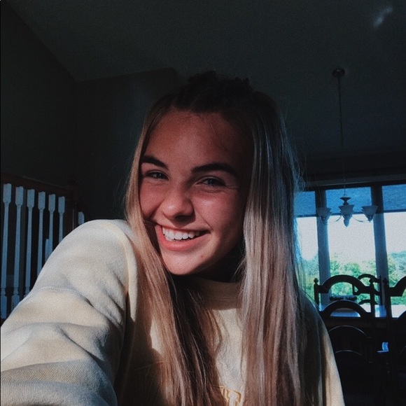 Profile Picture of Alexa Antolik (@alexaantolik) on Poshmark