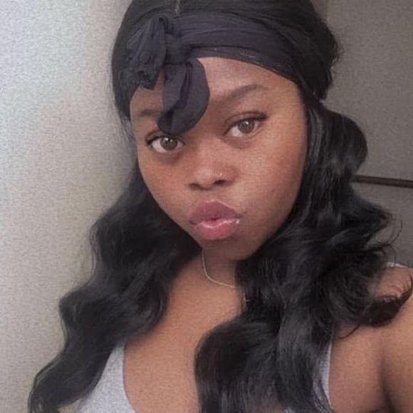 Profile Picture of Lanya Davis (@lanyabanks) on Poshmark
