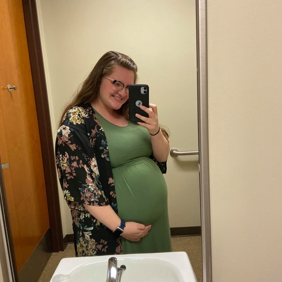 Profile Picture of Alivia Applegate (@livhbu) on Poshmark
