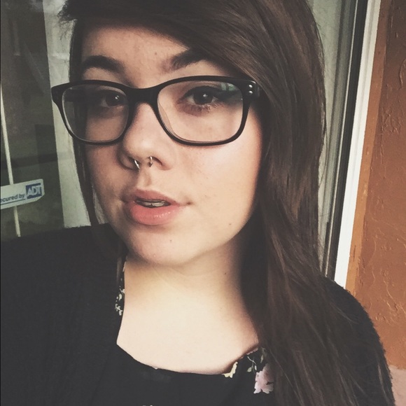 Profile Picture of Madison Threadgill (@mabbbss) on Poshmark