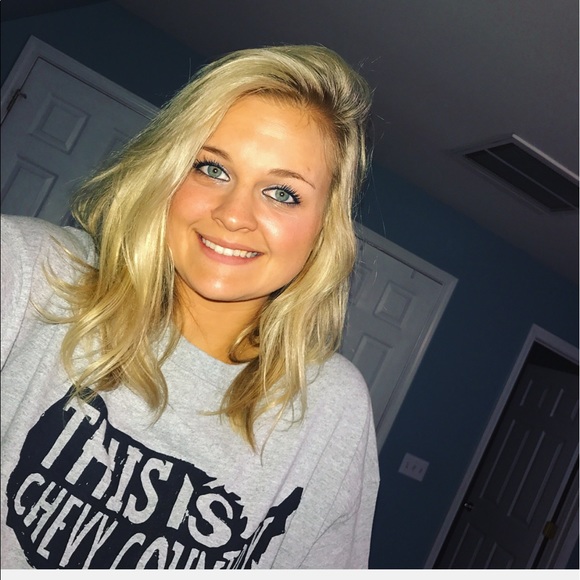 Profile Picture of Henley Brueckner (@henley_lauren24) on Poshmark