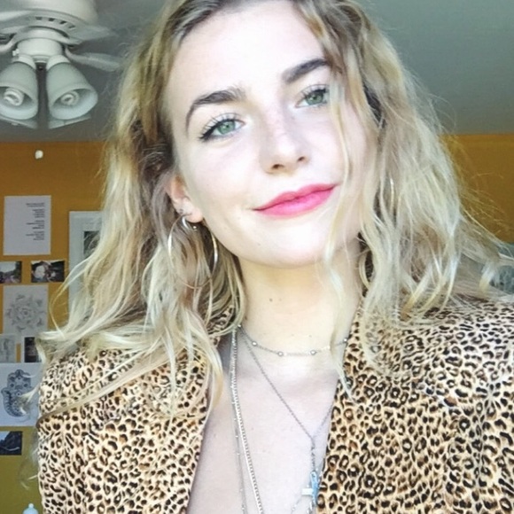 Profile Picture of Isabelle Hill (@isabellebh) on Poshmark