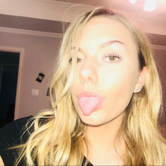 Profile Picture of Lanie Breese (@lanie_breese) on Poshmark