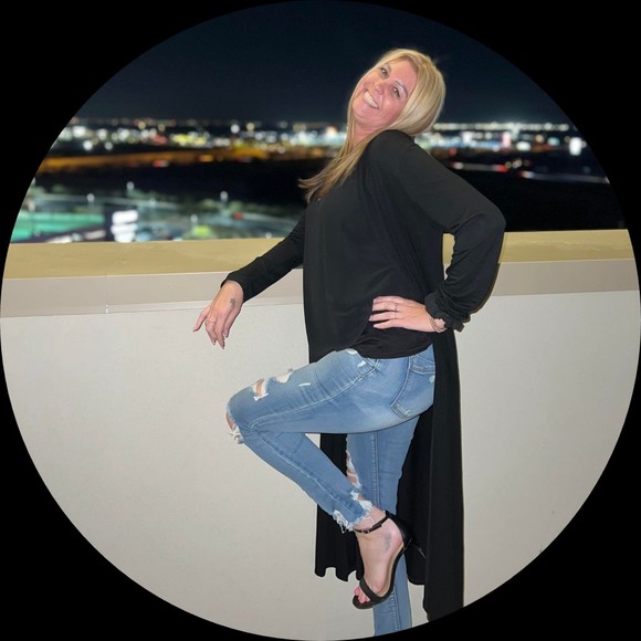 Profile Picture of Jennifer Humes (@jennihumes83) on Poshmark