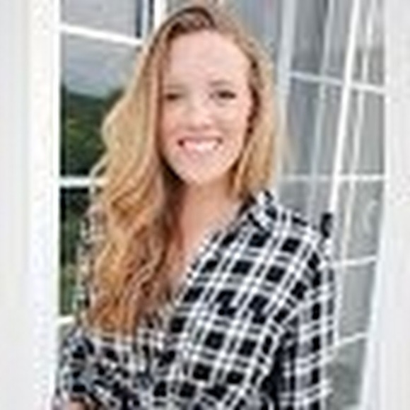 Alexandria Broaders - Poshmark Profile Picture of Alexandria Broaders (@lexi925) on Poshmark