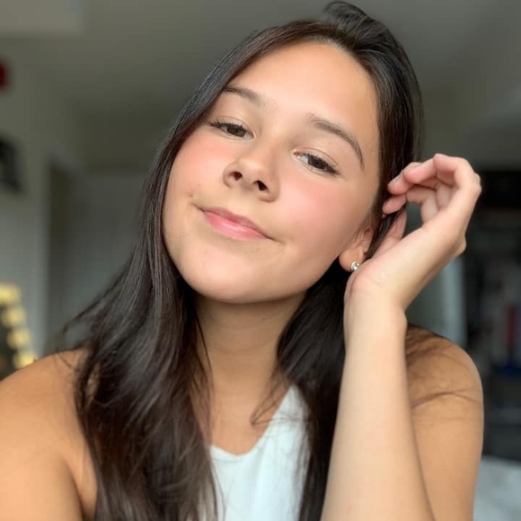 Profile Picture of Adriana Iserhoff (@annaalovezzyouu) on Poshmark