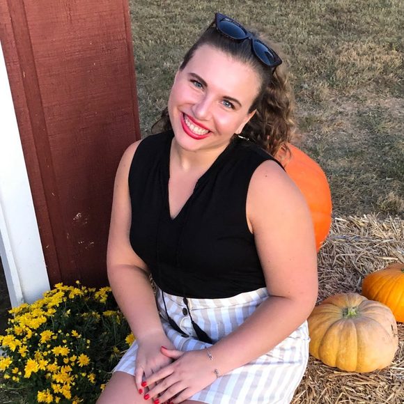 Profile Picture of Mikala Flaugher (@mikalaflaugher) on Poshmark