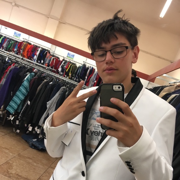 Profile Picture of Oliver Wolfe (@oliver_wolfe) on Poshmark