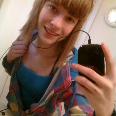 Profile Picture of Sara Pool (@Saraisrawrable) on Twitter