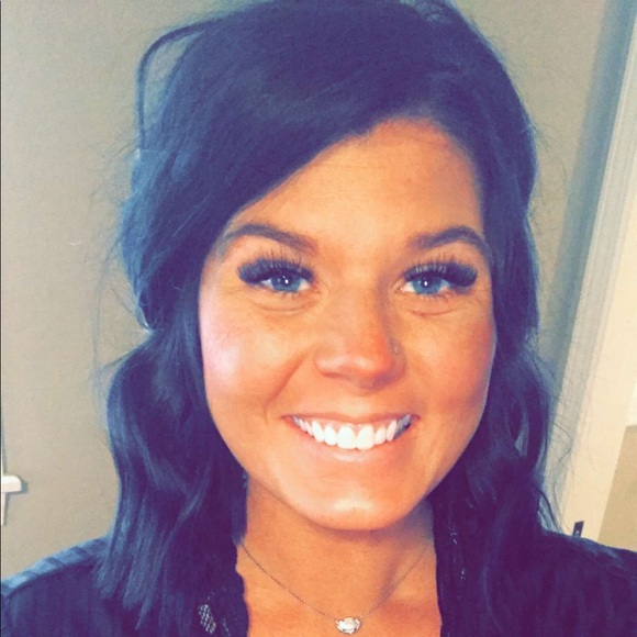 Profile Picture of Avery Hassenplug (@averysaied) on Poshmark