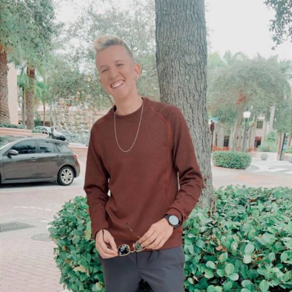 Profile Picture of Devin Gray (@devingray5) on Poshmark