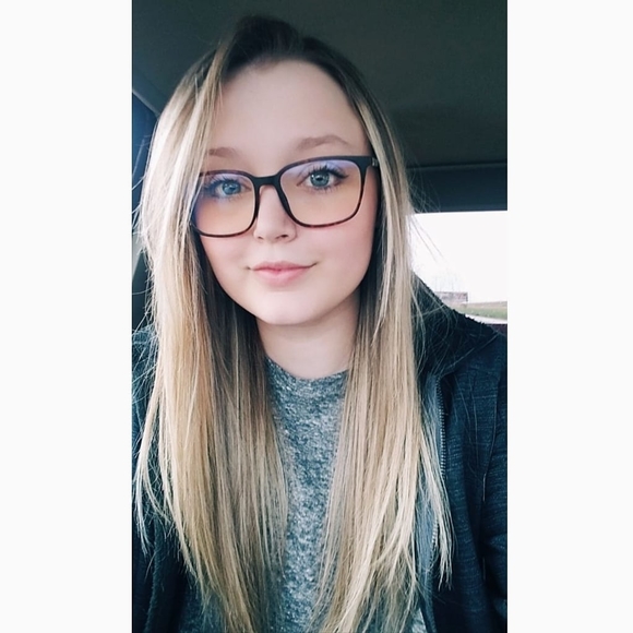 Kensie Sieler - Poshmark Profile Picture of Kensie Sieler (@kensielace) on Poshmark