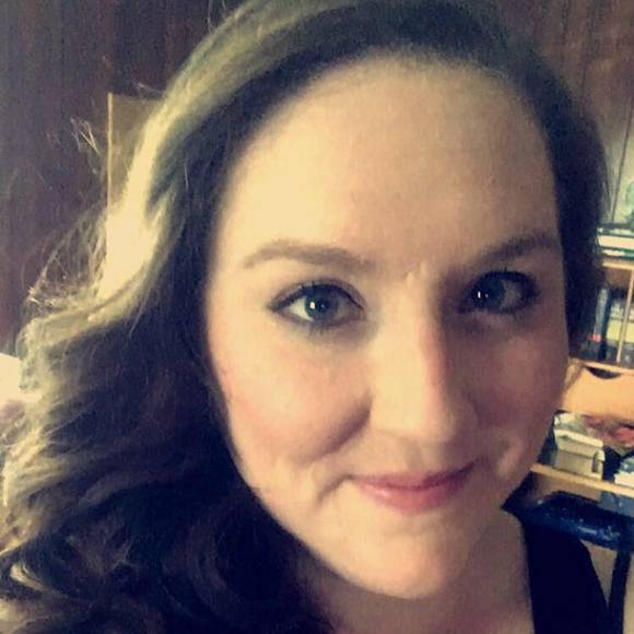 Profile Picture of Amanda Cloyd (@acloyd15) on Poshmark