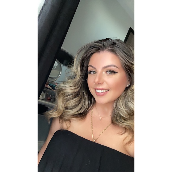 Profile Picture of Alexa Leo (@alexa_leo) on Poshmark