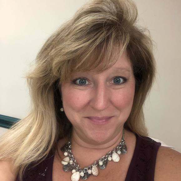 Profile Picture of Wendy Scearce (@jhamama) on Poshmark