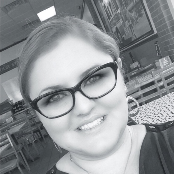 Profile Picture of Amy Weegar (@amyammo) on Poshmark