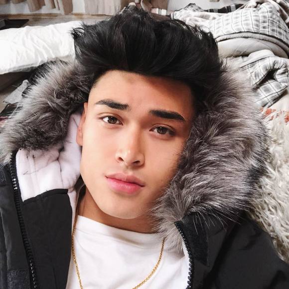 Profile Picture of Brian Phanthao (@putarina) on Poshmark
