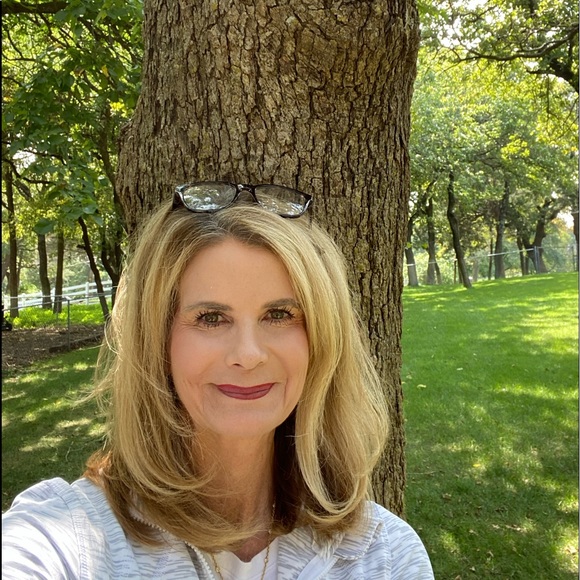 Profile Picture of Courtney Obrien (@linsenmeyer) on Poshmark