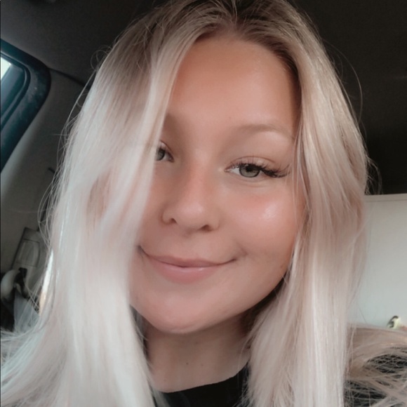 Profile Picture of Anna Icenhower (@annaice44) on Poshmark