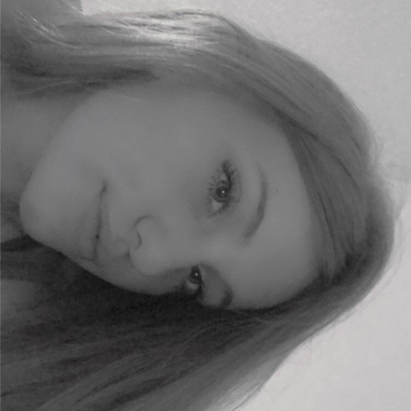 Profile Picture of Izzy Dornquast (@quasti) on Poshmark