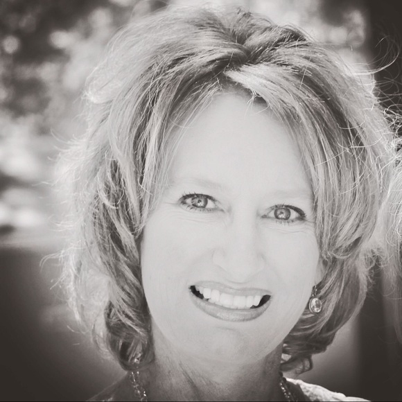 Profile Picture of Anissa Huckert (@ahuckert) on Poshmark
