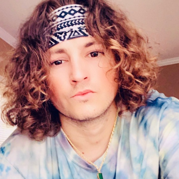 Profile Picture of Ross Trueax (@2true92239) on Poshmark
