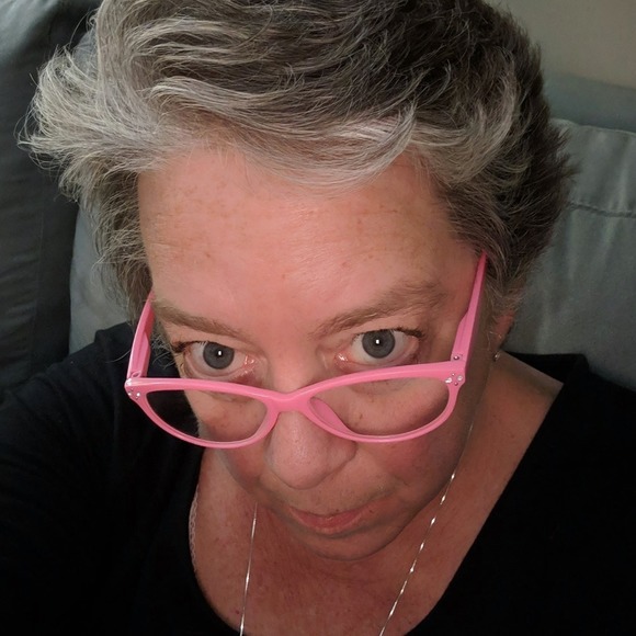 Profile Picture of Carolyn Yablonski (@lynyablonski) on Poshmark