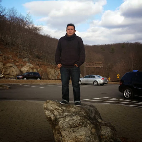 Profile Picture of Livan Samaniego (@livan_samaniego) on Poshmark