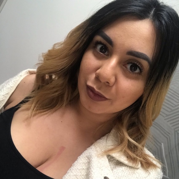 Profile Picture of Leslie Ledesma (@simplyleslie_) on Poshmark