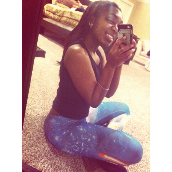 Profile Picture of Tiasia Avinger (@trillary_) on Poshmark