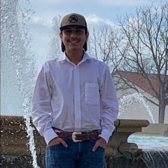 Profile Picture of Kevin Chavez (@kevinchavez321) on Poshmark