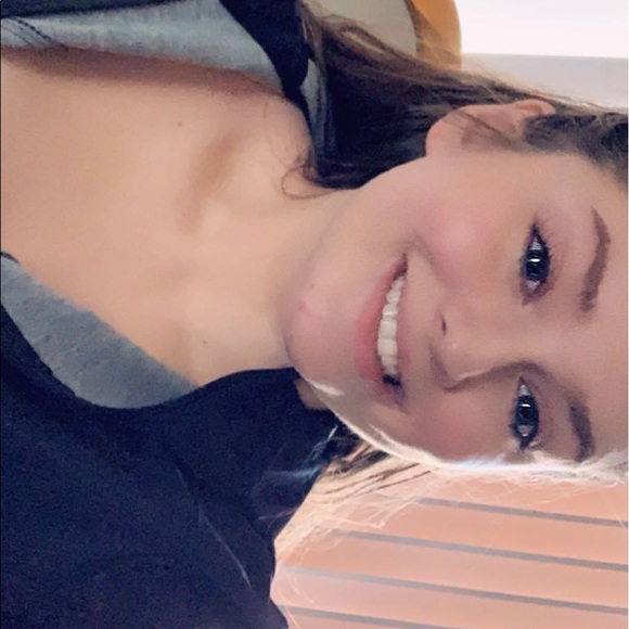 Profile Picture of Laura Abuhl (@laurayoppert) on Poshmark