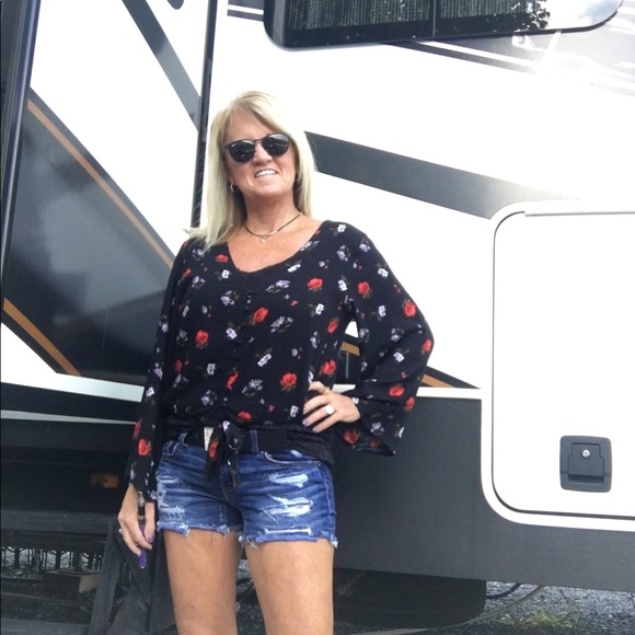 Profile Picture of Sandra Wright (@7670) on Poshmark