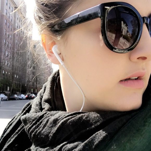 Profile Picture of Ray Simone (@rsxs24) on Poshmark