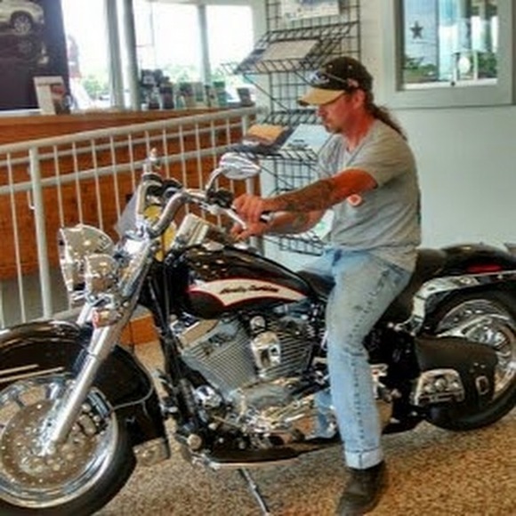 Profile Picture of Jeff Thornton (@donnathornton) on Poshmark