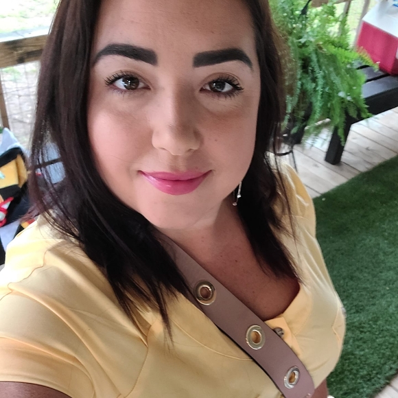 Profile Picture of Ashlea Carlson (@oda42584) on Poshmark