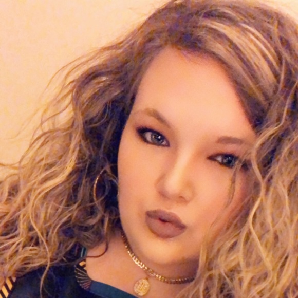 Profile Picture of Alexa Wright (@alexawright989) on Poshmark