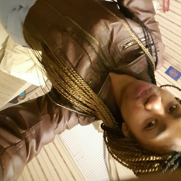 Profile Picture of Erika Reeves (@erikar1995) on Poshmark