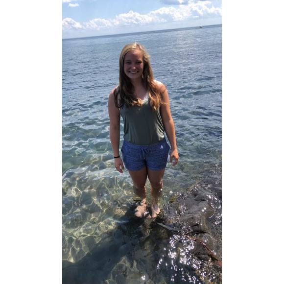 Profile Picture of Melissa Gruenewald (@mgruenewald) on Poshmark