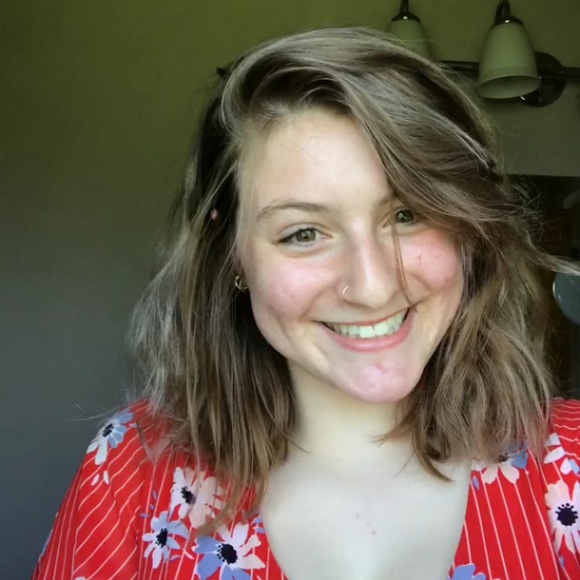 Profile Picture of Alyssa Looney (@alyssajlooney) on Poshmark