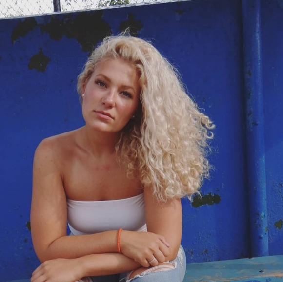 Profile Picture of Alexa Kerr (@alexalouski) on Poshmark