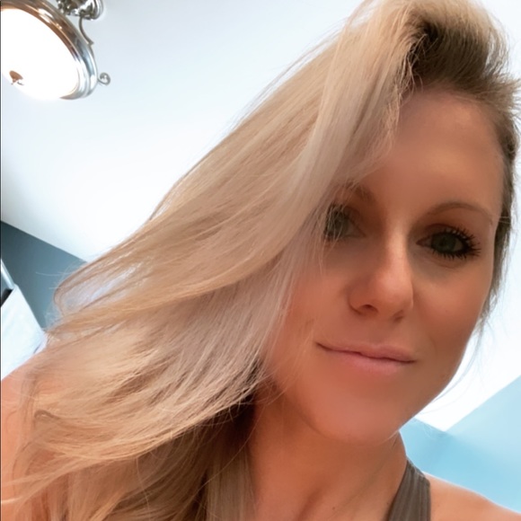 Profile Picture of Kristin Peeterse (@kristinpeeterse) on Poshmark