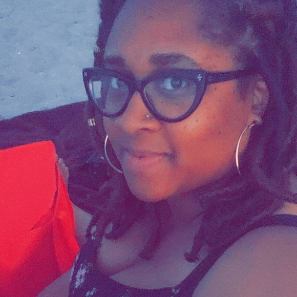 Profile Picture of Candace Best (@swtpinkpea) on Poshmark