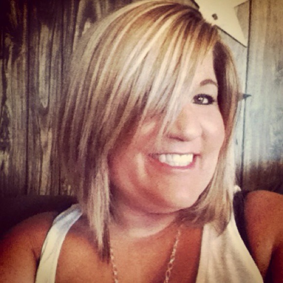 Profile Picture of Nichole Yanok (@nicholemy) on Poshmark