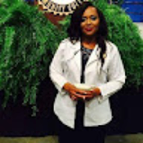 Profile Picture of Yvette Matthews (@ymatthews006) on Poshmark
