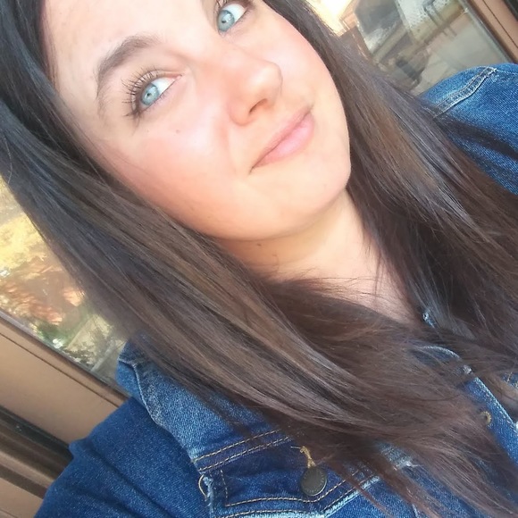 Profile Picture of Emily Daniel (@emily9026382) on Poshmark